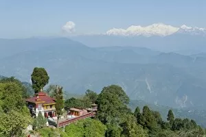 Stefan Auth Travel Photography Collection: Bhutia Busty Gompa, Buddhist monastery, snow-covered Mt Kangchenjunga at the back, Darjeeling