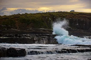 Images Dated 5th December 2012: Big wave at Curio Bay