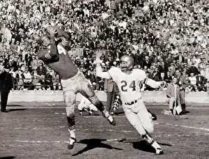 Billy Wilson Snags Pass from Y.A. Tittle