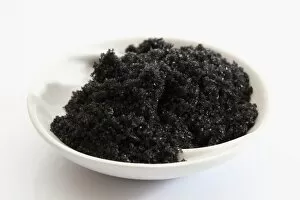 Images Dated 20th July 2011: Black Hawaiian sea salt in a small porcelain bowl