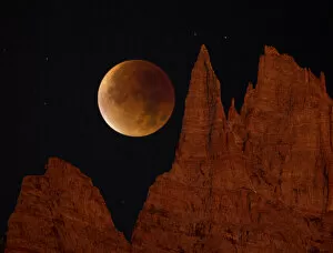 Spectacular Blood Moon Art Gallery: Blood Moon over jagged mountains