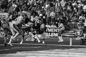 Bo Jackson Diving into End Zone