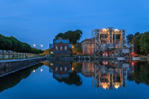 Images Dated 4th August 2015: Boatlift on the old Canal du Centre in Thieu