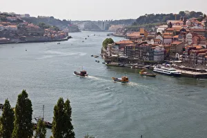 Images Dated 7th June 2015: Boats cruising on the Douro river Porto