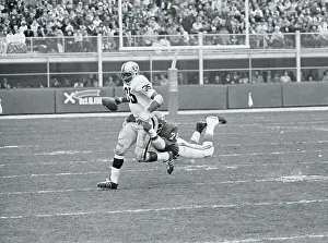 Bobby Bell Tackling Hewritt Dixon