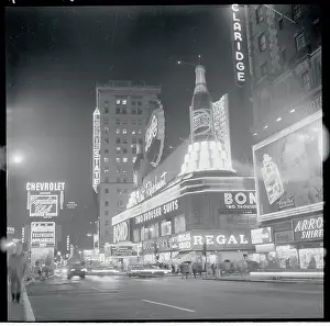 Bonds Clothing Store and Loews State Theater