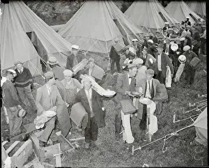 Fort Hunt Prints: Bonus Veterans Carrying Necessities