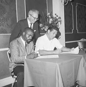 Side Chair Prints: Boxers Signing Contracts