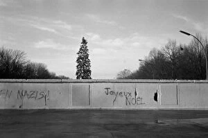 Berlin Wall (Antifascistischer Schutzwall) Collection: Boxing Day In Berlin