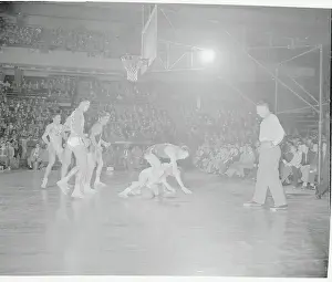 Bradley and Kentucky Basketball Game During Scramble