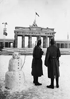 Berlin Wall (Antifascistischer Schutzwall) Collection: Brandenburg Snowman