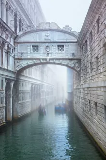 Images Dated 13th October 2017: Bridge of Sighs In a Foggy Morning, Venice, Italy