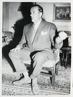 Contract Prints: British Entertainer Seated