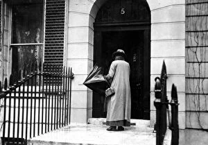 Women's Suffragettes Collection: A British suffragette campaigning at the door of Edward Carsons house