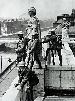 Dublin Prints: British Troops In Dublin On Roof