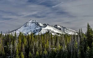 Images Dated 22nd October 2016: Broken Top in fresh snow, Three Sisters Wilderness, Deschutes National Forest, Oregon, USA