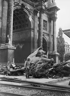 Lions Prints: Bronze Lions Lying In a Heap.Munich 1945
