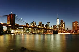 Images Dated 11th October 2015: Brooklyn bridge and Manhattan at night, New York
