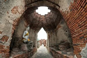 Images Dated 8th January 2016: Buddha in Ayutthaya Historic Park at Wat Prasat Nakhon Luang