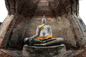 Images Dated 8th January 2016: Buddha in Ayutthaya Historic Park at Wat Prasat Nakhon Luang