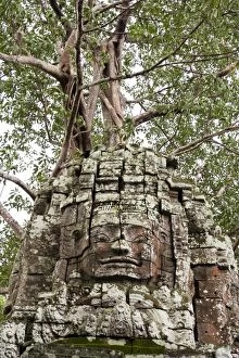 Buddha giant face carved in Bayon Temple