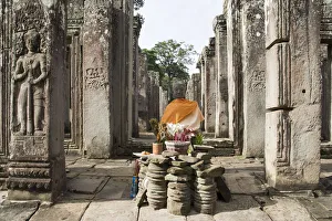 Images Dated 16th July 2006: Buddha shrine in Bayon temple