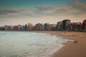 Images Dated 16th April 2016: Buildings along Playa de San Lorenzo