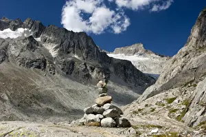 Alpen Prints: Cairn in Baechlital valley in front of Gross Diamentstock Mountain and Baechli Glacier
