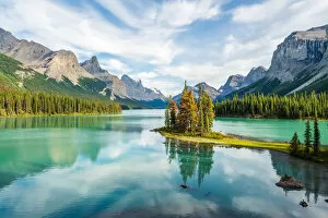 Images Dated 7th December 2019: Canada, Alberta, Jasper National Park, Maligne Lake and Spirit Island