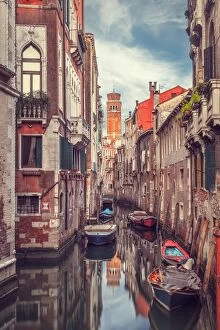 Images Dated 4th August 2010: Canal in Venice
