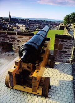 Metropolitan Gallery: Cannon on a city wall, Derry City, Ireland