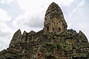 Images Dated 30th August 2015: Central sanctuary of Angkor Wat with vegetation