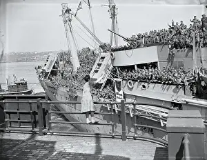 Cheering Prints: Cheering Soldiers on Ship Deck in New York