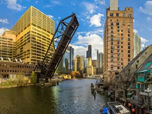 Images Dated 22nd July 2015: Chicago skyline from Kinzie street bridge