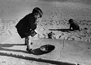 Prints of circa 1942: Children playing on a beach at the Isle of Man. Original Publication: Picture Post - 1135 - Isle Of Man - unpub. (Photo by Haywood Magee/Picture Post/Hulton Archive/Getty Images) Discover the Vision of Haywood Magee – A Master of Mid-Century British Life: Children On Beach