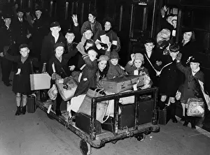 Cheering Prints: Children Evacuating London in War