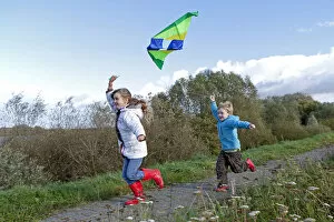 Images Dated 8th October 2011: Children flying a kite, kiteflying, Hitzacker, Lower Saxony, Germany, Europe