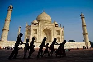 Children are playing in front of Taj Mahal