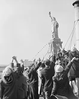 Cheering Prints: Children Waving to Statue of Liberty