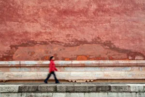 Images Dated 16th April 2016: Chinese young lady walking by monument