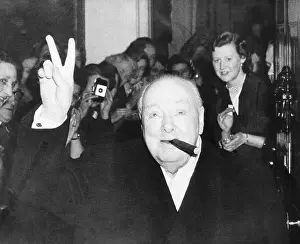 Churchill Giving V Sign
