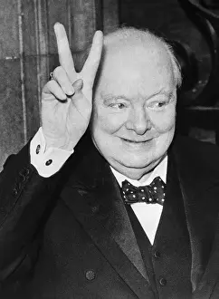 10 Downing Street Prints: Churchill Giving Victory Sign
