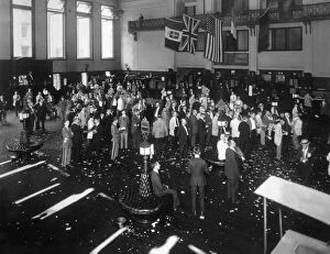 New York Stock Exchange (NYSE) Gallery: circa 1918: Businessmen crowd the floor of the New York Stock Exchange