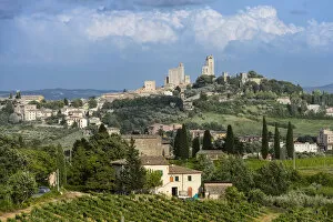 Images Dated 12th June 2012: Cityscape of San Gimignano, towers of San Gimignano, Tuscan landscape, Tuscany, Italy, Europe