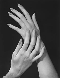 Images Dated 10th October 2006: Close up of womans hands (B&W)