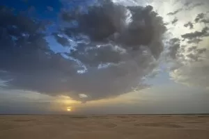 Tunisia Gallery: Cloudy sky over the Sahara in Douz, southern Tunisia, Tunisia, Maghreb, North Africa, Africa