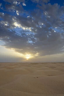 Images Dated 22nd September 2010: Cloudy sky over the Sahara in Douz, southern Tunisia, Tunisia, Maghreb, North Africa, Africa