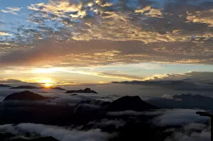 Images Dated 16th November 2012: Cloudy sky, sunrise over the mountains, view from Adams Peak, Sri Pada, Zentrales Hochland