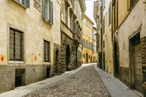 Wall Building Feature Gallery: Cobbled street in Citta Alta (Old Town) in Bergamo, Lombardy, Italy