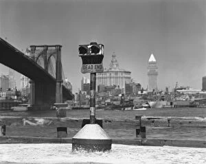Coin-operated binoculars, Brooklyn Bridge and Manhattan skyline in background, New York City, USA, (B&W)
